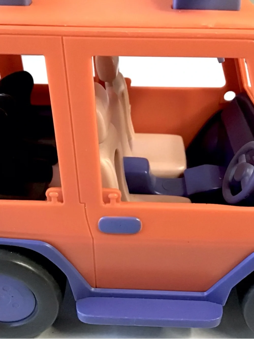 Bluey Heeler 4WD Family Vehicle Orange Jeep Top Opens 4 Seats Inside Moose Toys